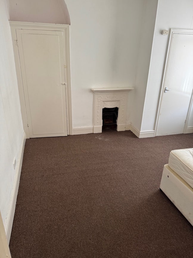 2 big rooms in a 3 bedroom shared apartment.  Main Photo