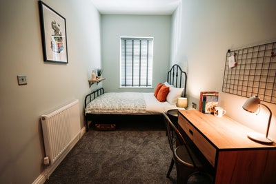 Beautifully furnished double room *Available Now* Main Photo