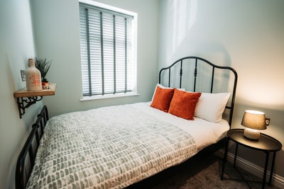 Beautifully furnished double room *Available Now* Main Photo