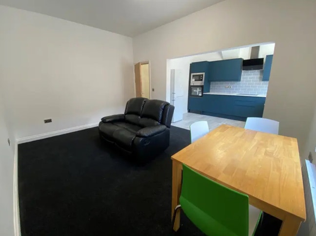 One bed flat in centre of hyde park/headingley Main Photo