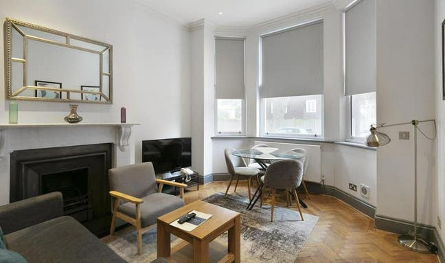 Room to let in stunning 2 bed flat in Barons Court Main Photo
