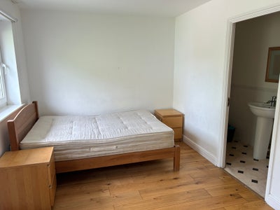 Large room available with attached toilet and bath Main Photo