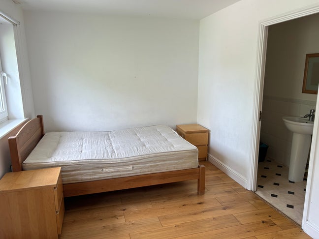 Large room available with attached toilet and bath Main Photo