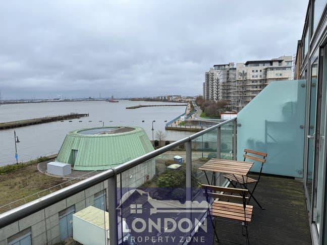 *Whole 2 Bed, 2 Bath Flat with Balcony & Parking* Main Photo