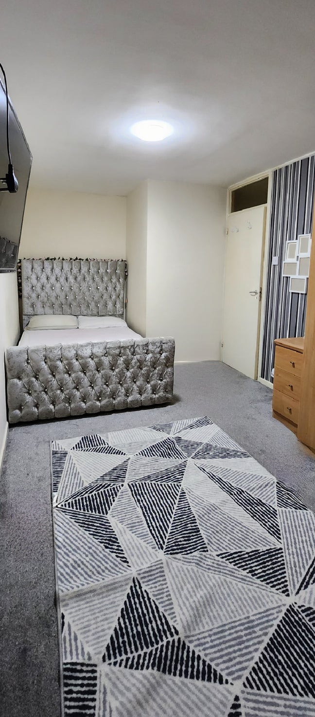 Double Bedroom In Quiet House Main Photo