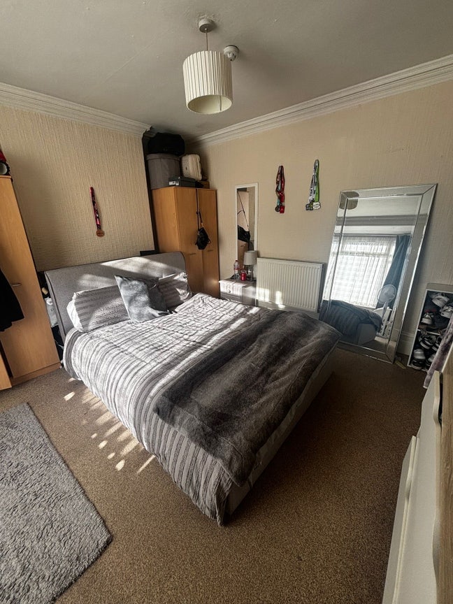 Large  Double Room in a female house in Watford Main Photo
