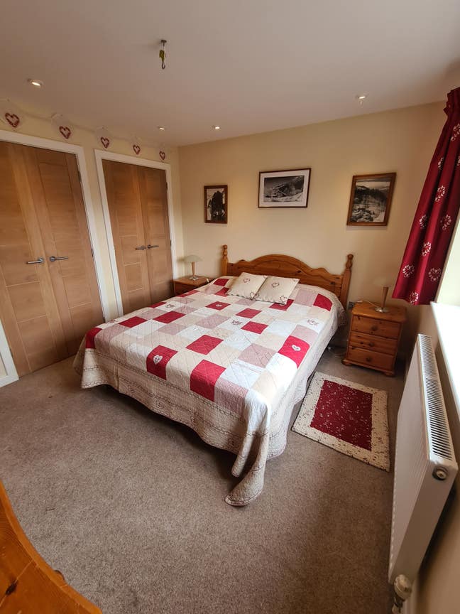 Quality room in a quiet close near the hospital Main Photo