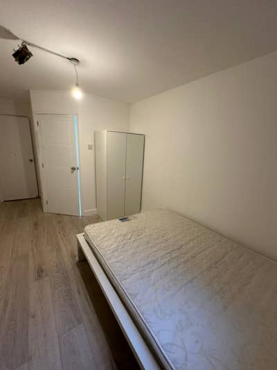 Lovely Double rooms available in E1W  Main Photo