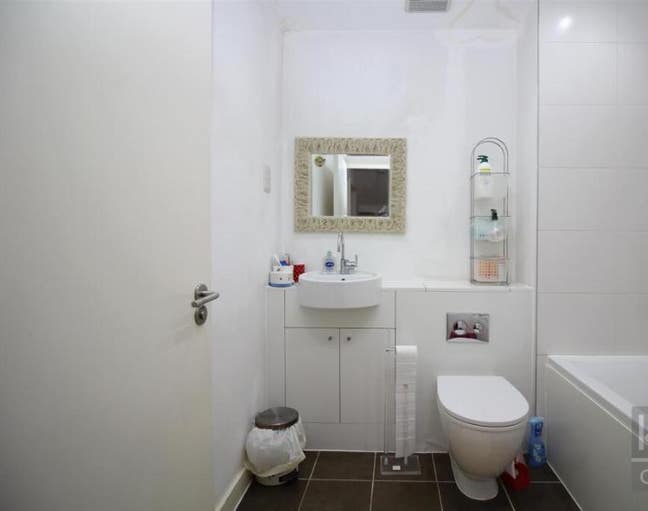 Furnished Double Bedrooms Available + Fast Wifi Main Photo