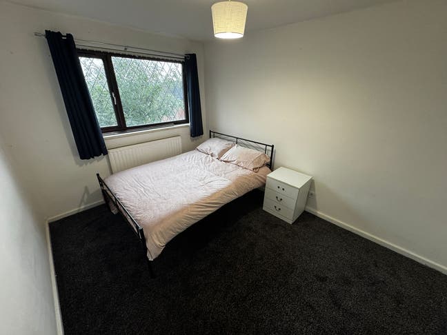 Looking for a roommate in a 3 bed share Main Photo
