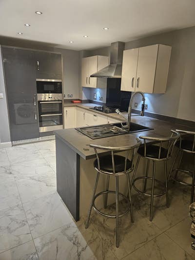 Stunning 4-Bed Townhouse – Private En-Suite Room – Main Photo