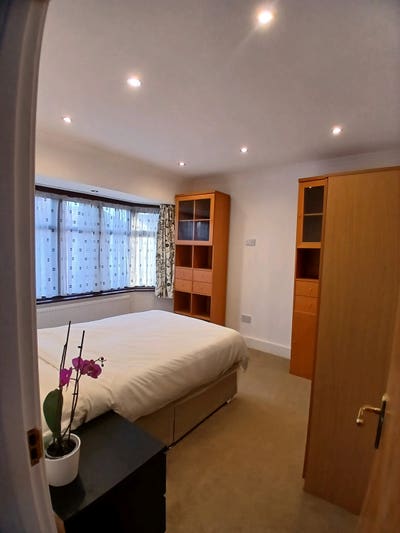 Large Double Room - 3 mins from Queensbury Station Main Photo