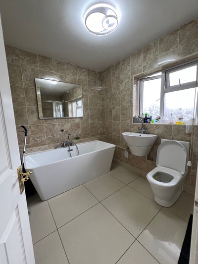 Room for Rent in Spacious Home Main Photo