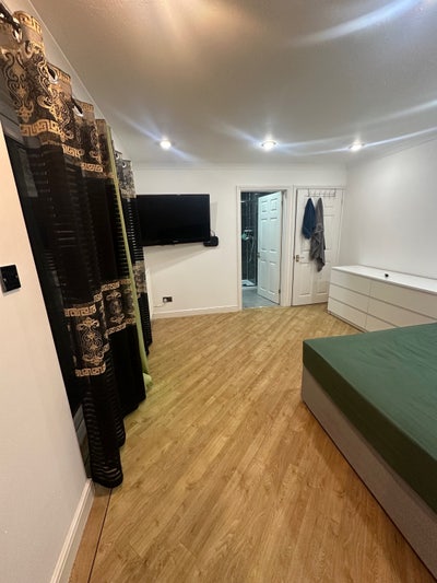 Small studio room with ensuite and small kitchen . Main Photo