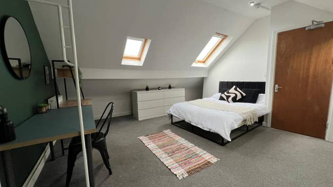 Spacious Room in Central Location  Main Photo