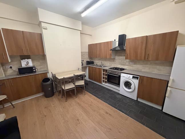 Fully Furnished Rooms - London Road, Sheffield, S2 Main Photo