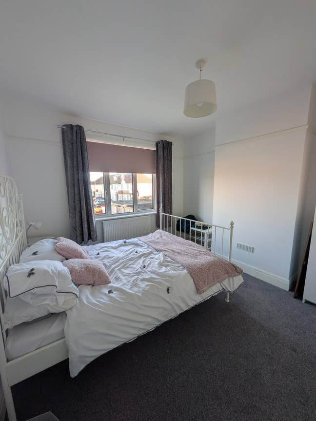 Furnished double bedroom Main Photo