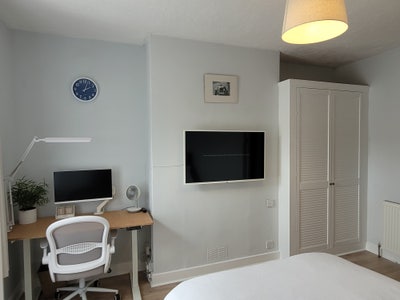 Double room, nr. station, vanity sink, desk, TV Main Photo