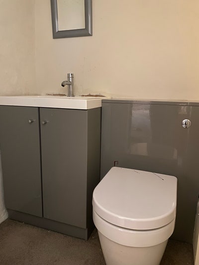 FEMALE Professional healthy person required  Main Photo