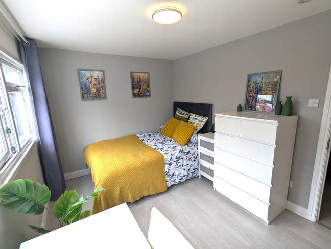 SW20 0UN Double Ensuite Room Free Cleaner Main Photo