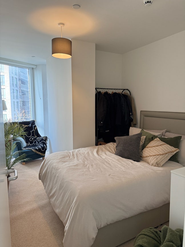 Bright double room - 3min walk to East Croydon Main Photo