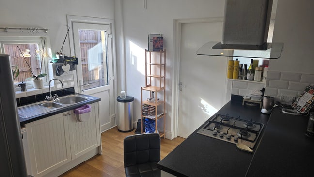 Double Room| Own Shower / toile |Bills incl| &pound;1000 Main Photo