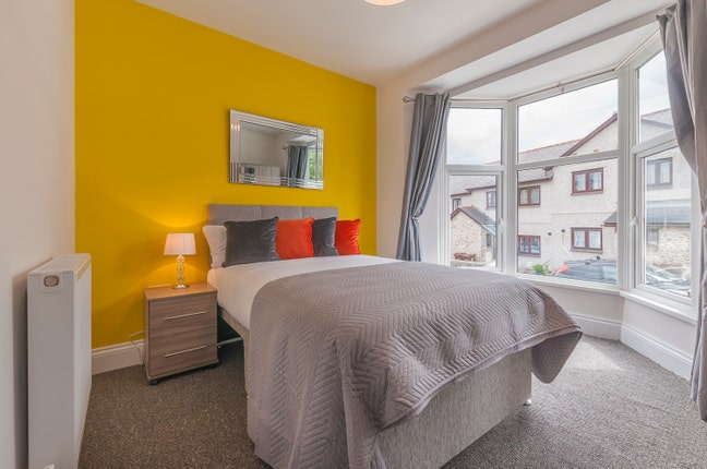 Bright Double Room close to City Centre -  PL4 Main Photo