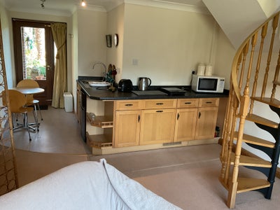 Annex Large than average light sunny 4 or 7 nights Main Photo