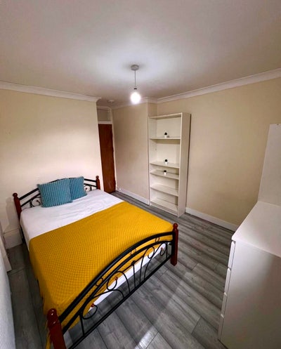 Spacious Double Room Walking Distance to Station Main Photo