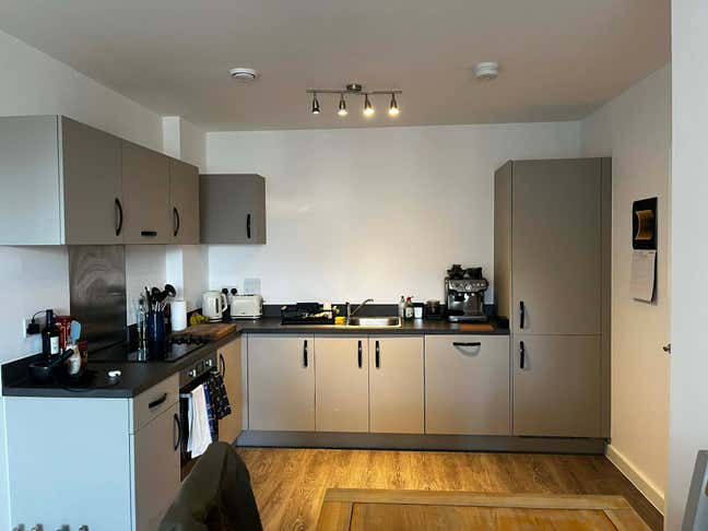 Spare room in modern flat in central Farnham Main Photo