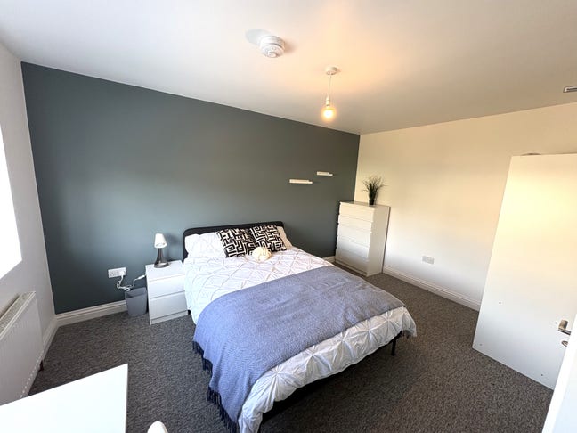 Modern En-suite in Quiet Cul-De-Sac Main Photo