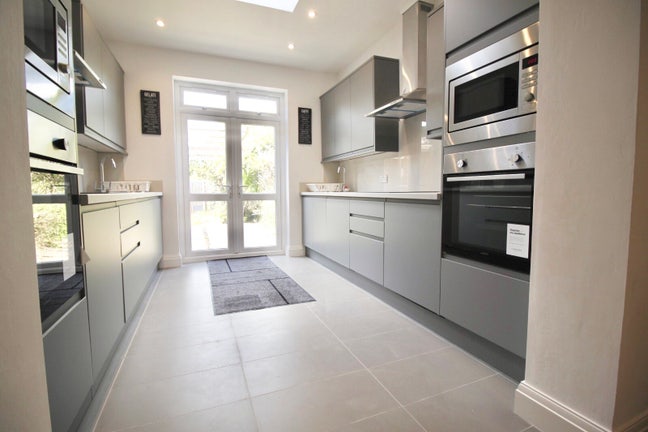 🏡All Female Large Modern House in Osterley🏡 Main Photo