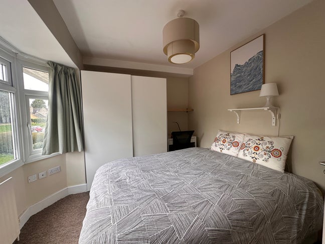 Well kitted, bright ensuite room Main Photo