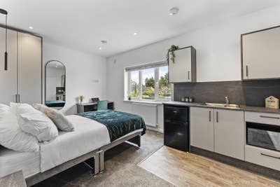 Stylish Studio Room in High Street - PE2 Main Photo