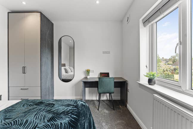 Stylish Studio Room in High Street - PE2 Main Photo