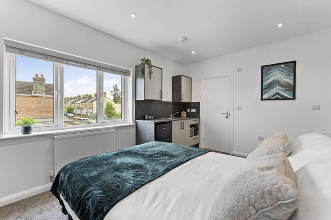 Stylish Studio Room in High Street - PE2 Main Photo