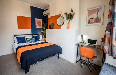 Shared office and double room close to city  Main Photo