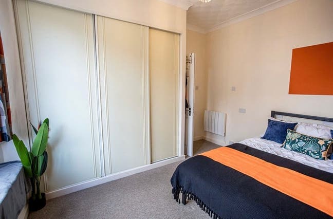 Shared office and double room close to city  Main Photo