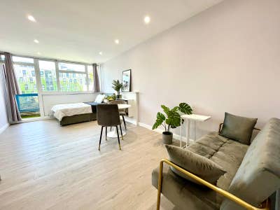 XXL Double Room next to Chelsea Main Photo