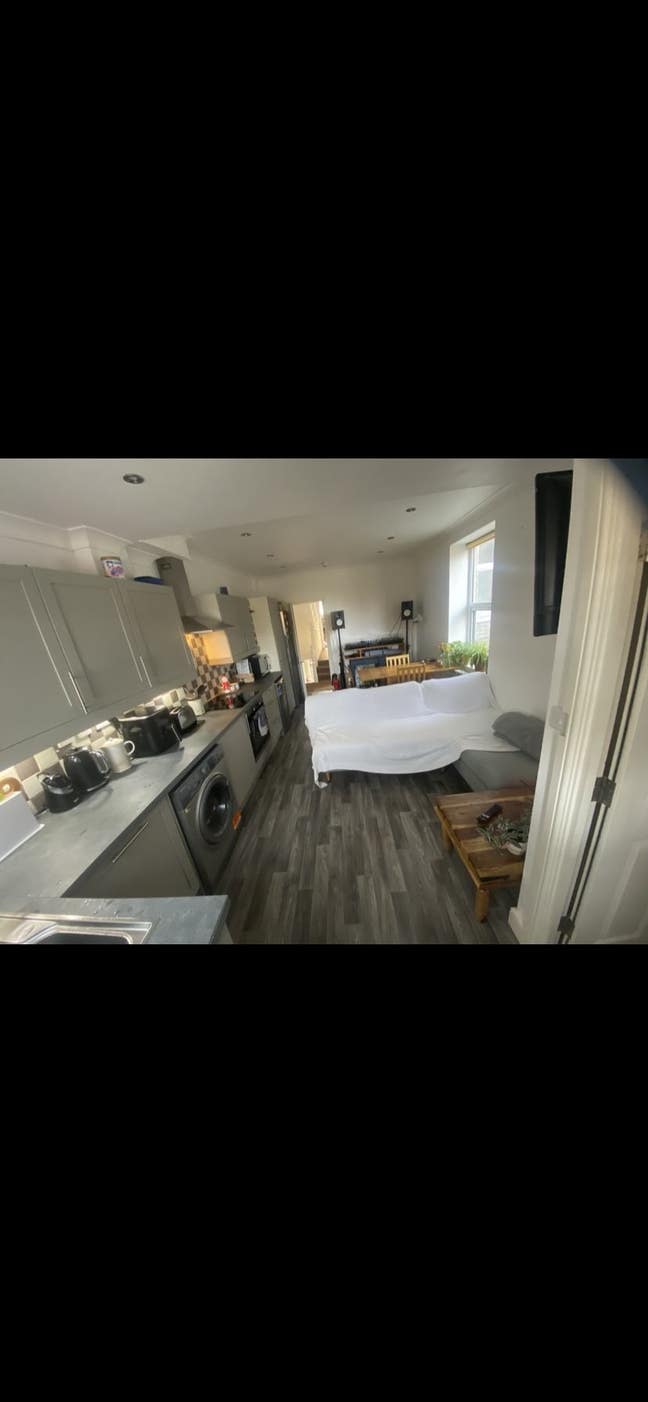 Room available next to Burgess Park Main Photo