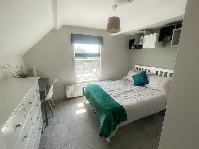 En-suite Room with rare offroad parking  Main Photo