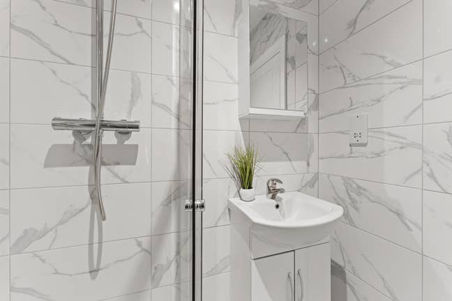 Stylish Ensuite Room in High Street - PE2 Main Photo