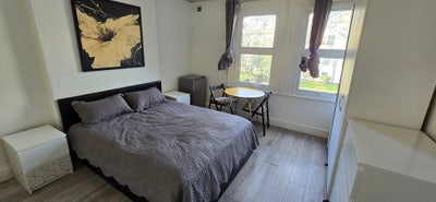 Large Double Room, Couples Welcome  Main Photo