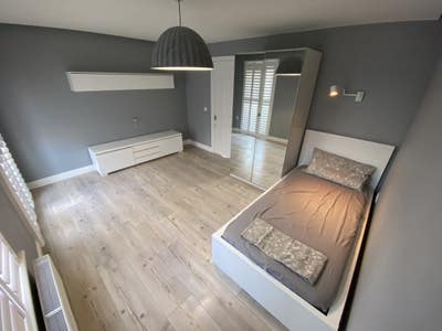  Nice and Cozy DOUBLE Bedroom Available in EX27RA Main Photo