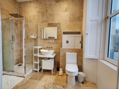 3 spacious rooms available in 4-bed, 2-bath flat Main Photo