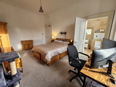 2 spacious rooms available in 4-bed, 2-bath flat Main Photo