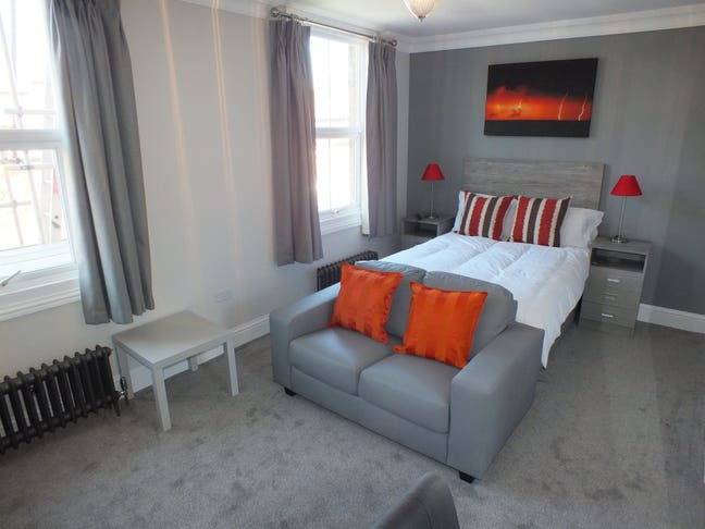 Huge Ensuite Room - Professional House Share! Main Photo