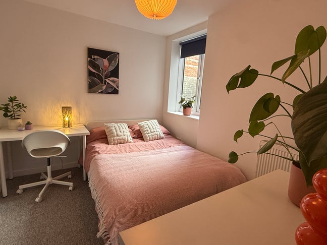 "En-Suite" Room in Friendly All Female House Main Photo