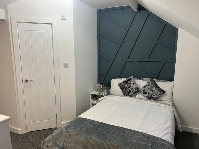 Large ensuite room recently renovated  Main Photo