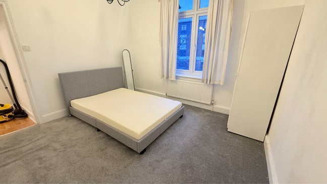 Spacious Furnished Double room Main Photo